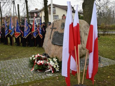Reprezentacje straży i szkół pod Pomnikiem Niepodległości na skwerku w Borowiu.