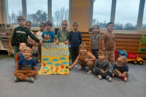 Dzieci trzymają wykonany plakat z okazji Dnia Praw Dziecka