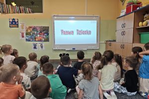 Dzieci oglądają film edukacyjny.