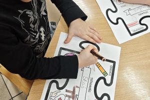 Dzieci wykonują pracę plastyczną