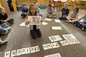 Dzieci poznają prawa dziecka.