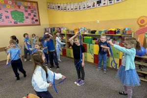 Przedszkolaki tańczą do piosenki z bibułką.