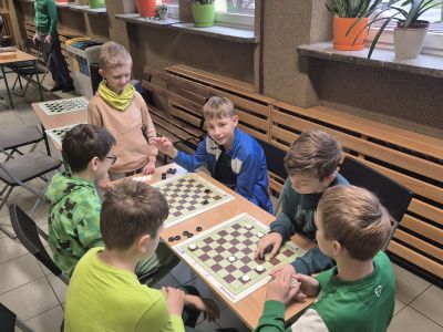 Uczniowie klasy piątej grają w szachy.