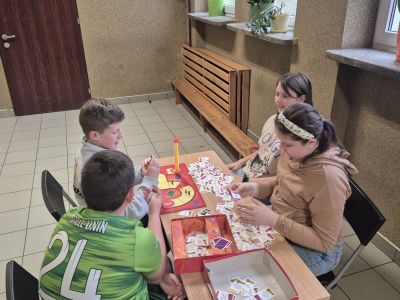 Uczniowie klasy piątej grają w gry planszowe.