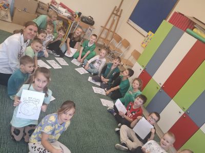 Uczniowie klasy pierwszej kolorują kolorowanki z okazji Dnia Tolerancji.