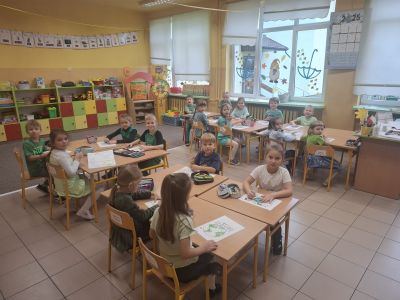 Zerówkowicze kolorują obrazki.