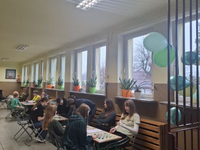 Uczniowie klasy ósmej grają w gry planszowe.