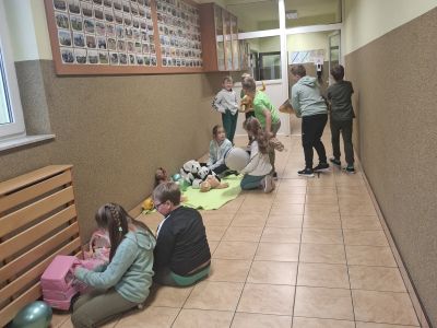 Dzieci bawią się w kąciku relaksacyjnym.