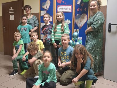 Uczniowie klasy drugiej przy gazetce z okazji Dnia Tolerancji.