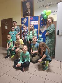 Uczniowie klasy drugiej ubrani na zielono podczas Dnia Tolerancji.