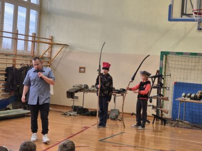 Pan Przemysław prowadzi prelekcję na tematy historyczne.