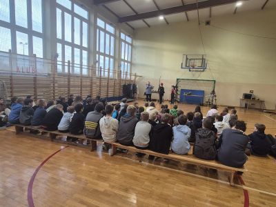 Uczniowie słuchają opowieści na temat konfliktów wojennych i wojen.