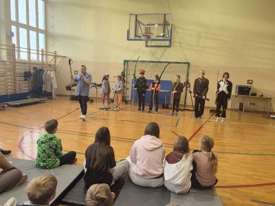 Uczniowie prezentują mundury wojenne.