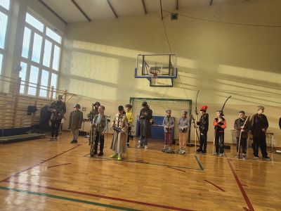 Uczniowie prezentują broń z danego okresu.