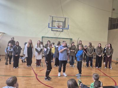 Uczniowie chętnie zgłaszają się do poszczególnych zadań w pokazie.