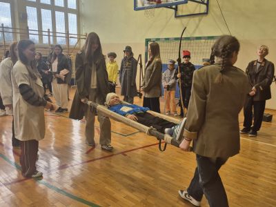 Uczniowie uczestniczą w pokazie.