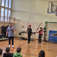 Uczniowie uczestniczą w pokazie historycznym.