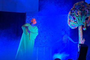 Dzieci oglądają spektakl.