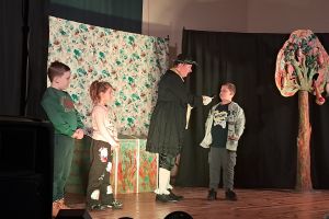 Nagrody dla uczestników spektaklu.