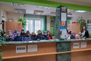 Dzieci zwiedzają Bank Spółdzielczy w Borowiu.