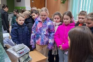 Dzieci obserwują liczenie banknotów.