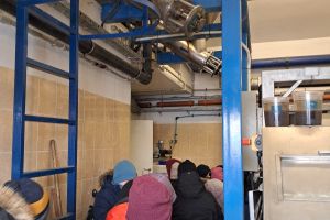 Dzieci zwiedzają oczyszczanie ścieków.