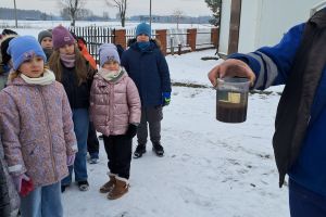 Dzieci obserwują oczyszczoną wodę.