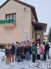 Dzieci zwiedzają Bank Spółdzielczy w Borowiu