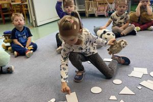 Dzieci doskonalą znajomość figur geometrycznych