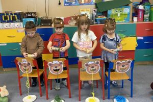 Dzieci uczestniczą w zabawie Nakarm Misia.