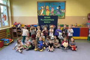 Maluszki na wspólnym zdjęciu z misiami.