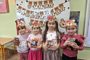Dzieci otrzymały słodki poczęstunek od misia.