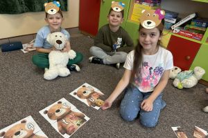 Dzieci odszukują obrazków na daną głoskę.