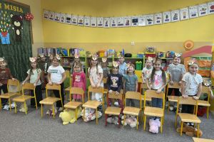 Dzieci z zerówki utrwalają stosunki przestrzenne z misiami.