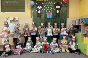 Dzieci na wspólnym zdjęciu z misiami i słodką niespodzianką.