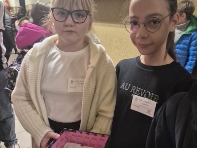 Uczennice klasy czwartek w roli egzaminatorów.