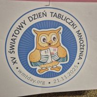 Plakat przedstawiający Światowy Dzień Tabliczki Mnożenia.