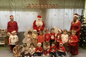 Maluszki na zdjęciu z Mikołajem.