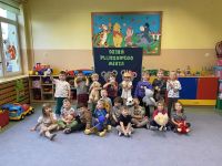 Dzieci z misiami świętują Dzień Pluszowego Misia.