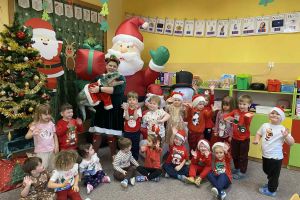 Dzieci na zdjęciu  podczas warsztatów.