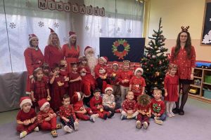 Dzieci z Mikołajem i przedstawicielami Rady Rodziców.