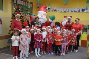 Przedszkolaki na zdjęciu podczas świątecznych warsztatów.