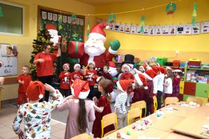 Dzieci śpiewają piosenkę Mikołajowi.