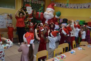 Dzieci wspólnie śpiewają piosenkę dla Mikołaja.