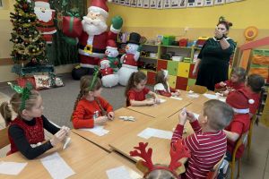 Dzieci wykonują motanki.