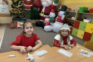 Dzieci uczestniczą w warsztatach- wykonują swoją motankę.