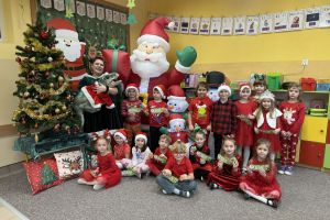 Dzieci na wspólnym zdjęciu podczas warsztatów.