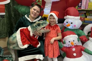 Dziewczynka na zdjęciu z prowadząca warsztaty.