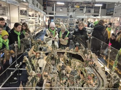 Uczniowie zwiedzają makiety pociągów w muzeum.