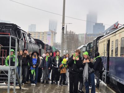 Uczniowie oglądają stare pociągi.